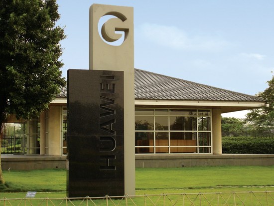 華為發(fā)布業(yè)界首款數(shù)據(jù)中心交換機(jī)CE12800下一代防火墻插卡，性能達(dá)到業(yè)界領(lǐng)先水平。