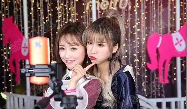 美圖T8發(fā)布會現(xiàn)場的網(wǎng)紅圖2